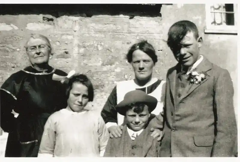Rose Holland, Nell, Arthur, Ellen and Jack Davis